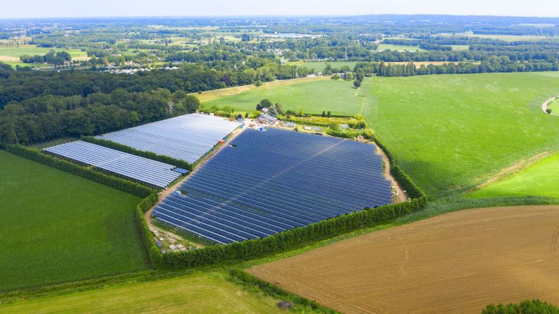 Luftbild einer Solaranlage über landwirtschaftlicher Fläche.