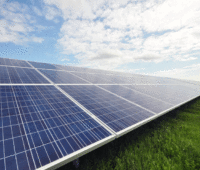 Solarmodul-Reihe in einer Freiflächenanlage