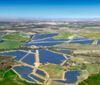 Eine Luftaufnahme zeigt einen der größten Solarparks Spaniens umgeben von grünen Feldern.