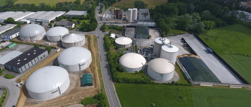 Eine Anlage mit vielen Biogasfermentern aus der Vogelperspektive.