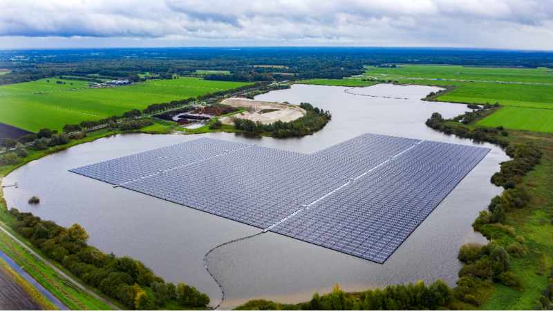 Eine schwimmende PV-Anlage umgeben von Grün.