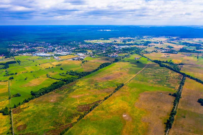 Luftaufnahme einer ungenützten Landfläche in grün-btaunen Farbtönen.