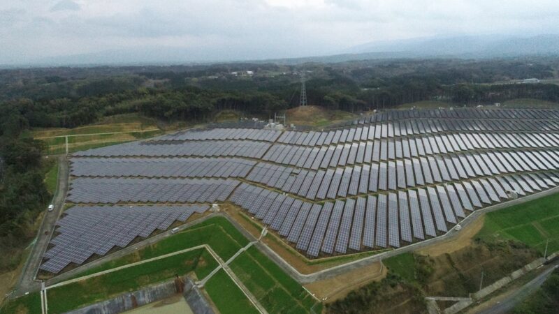 Zu sehen ist eine Luftaufnahme vom Photovoltaik-Solarpark in Japan.