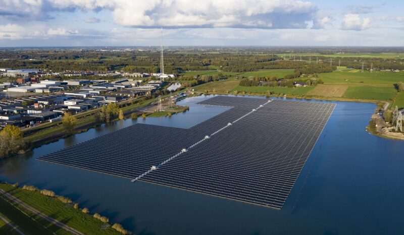 Schwimmedne Solarmodule auf einem künstlichen See in den Niederlanden.