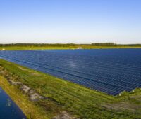 Zu sehen ist die Freiflächen-Anlage, die zur Wasserstoff-Herstellung mit Photovoltaik-Strom herangezogen wird.