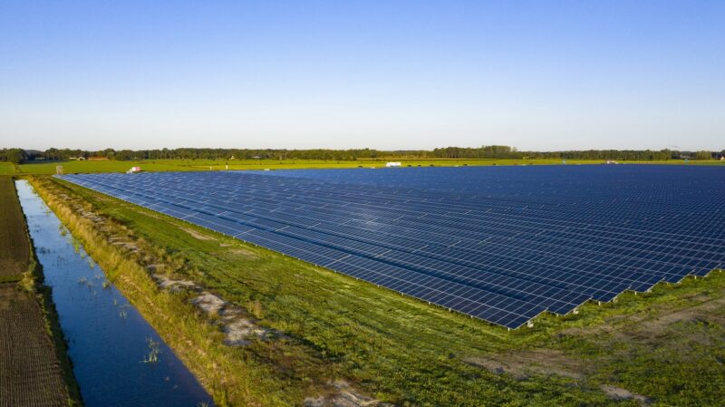 Zu sehen ist die Freiflächen-Anlage, die zur Wasserstoff-Herstellung mit Photovoltaik-Strom herangezogen wird.