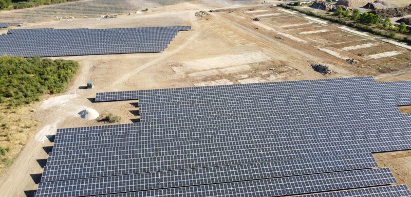 Zu sehen ist ein Luftbild von einem der Photovoltaik-Solarparks auf ehemaligem Militärgelände, der sich zurzeit im Bau befindet.