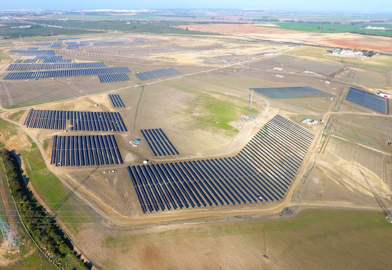 Luftbild: große Solarstromanlage in Spanien