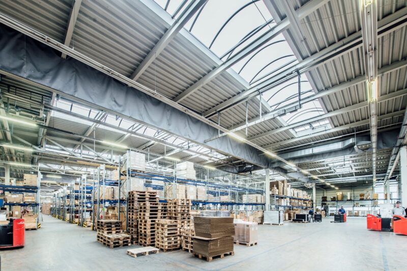 Zu sehen ist eine Lagerhalle wie die vom neuen Photovoltaik-Logistikstandort von Baywa in Polen.