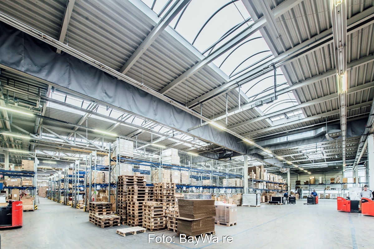 Zu sehen ist eine Lagerhalle wie die vom neuen Photovoltaik-Logistikstandort von Baywa in Polen.