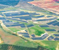 Zu sehen ist eine Luftaufnahme vom Photovoltaik-Solarpark Don Rodrigo 2.