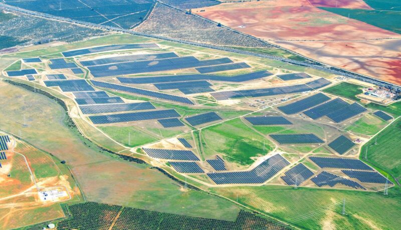 Zu sehen ist eine Luftaufnahme vom Photovoltaik-Solarpark Don Rodrigo 2.
