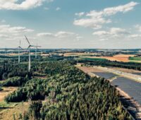 Zu sehen ist das Photovoltaik-Wind-Hybridprojekt von BayWa r.e.