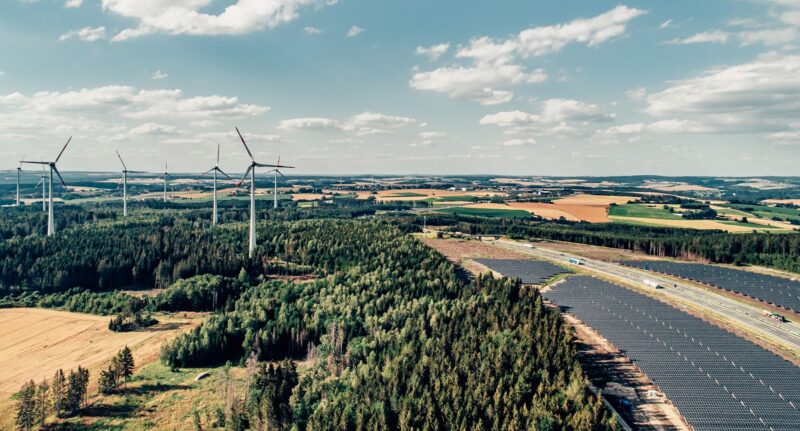 Zu sehen ist das Photovoltaik-Wind-Hybridprojekt von BayWa r.e.