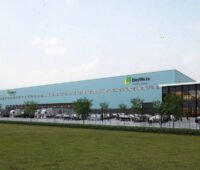 Grafik des von Baywa Logistikzentrum, ein flacher Industriebau mit Baywa r.e. Schriftzug