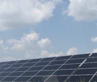 Photovoltaik-Anlage unter Himmel mit einigen Wolken - Baywa r.e. verkauft Solar Trade Sparte