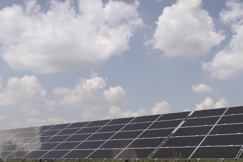 Zu sehen ist eine Photovoltaik-Anlage von Baywa. Der Konzern deckt seinen Strom zu 100 Prozent aus erneuerbaren Energien.