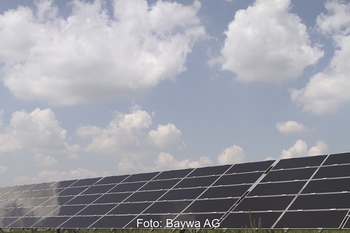 Zu sehen ist eine Photovoltaik-Anlage von Baywa. Der Konzern deckt seinen Strom zu 100 Prozent aus erneuerbaren Energien.