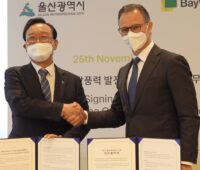 Zu sehen sind Song Cheol-ho, Bürgermeister von Ulsan, und Matthias Taft, CEO der BayWa re, die ein Memorandum of Understanding für schwimmende Offshore-Windkraft-Anlagen unterzeichnet haben.