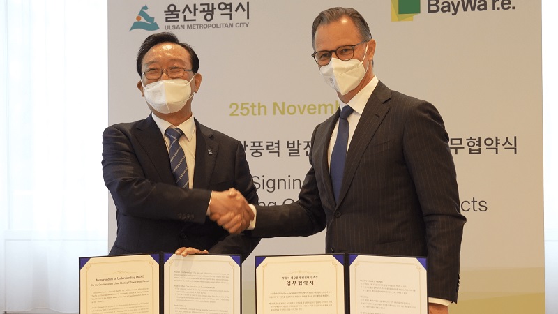 Zu sehen sind Song Cheol-ho, Bürgermeister von Ulsan, und Matthias Taft, CEO der BayWa re, die ein Memorandum of Understanding für schwimmende Offshore-Windkraft-Anlagen unterzeichnet haben.