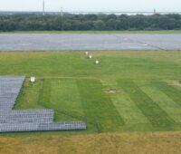 Der Solarpark Barth 5 ist aus der Luft zu sehen. Es handelt sich um ein großes Gelände mit vielen Photovoltaik-Modulen