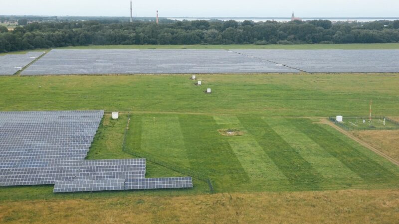 Der Solarpark Barth 5 ist aus der Luft zu sehen. Es handelt sich um ein großes Gelände mit vielen Photovoltaik-Modulen