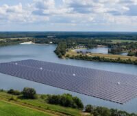 Zu sehen ist eine schwimmende Photovoltaik-Anlage. Baywa sieht Potenzial für förderfreie Floating-PV-Anlagen.