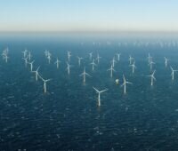 Im Bild ein großer Offshore-Windpark. Die Ampero-Softwarelösung ist für das Portfolio-Management von Wind und Photovoltaik konzipiert.