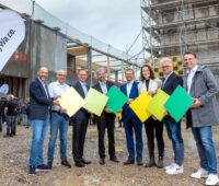 Zu sehen sind Offizielle beim Richtfest für den Neubau der Baywa re Solar Energy Systems in Tübingen.