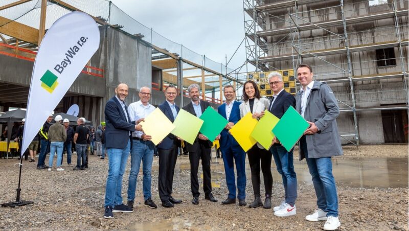 Zu sehen sind Offizielle beim Richtfest für den Neubau der Baywa re Solar Energy Systems in Tübingen.