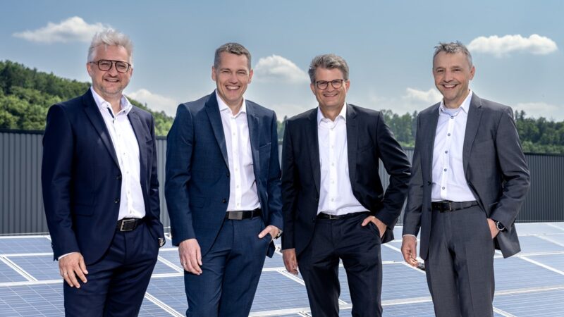 m Bild das Management der Baywa re Solar Trade mit Alexander Schütt und seinen Kollegen.