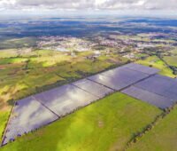 Luftbild eines Solarparks in Polen