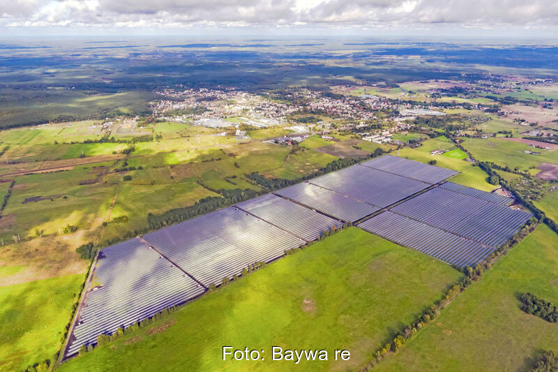 Luftbild eines Solarparks in Polen