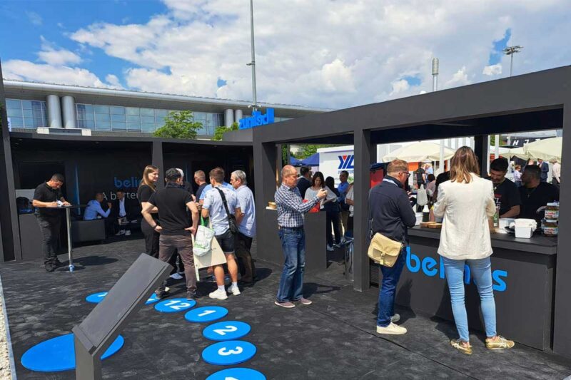 Zu sehen sind Besucher der Intersolar 2023 im Belinus Stand im Außenbereich der Messe