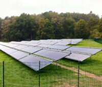 Röhrenkollektoranlage auf einer Freifläche in Bergheim