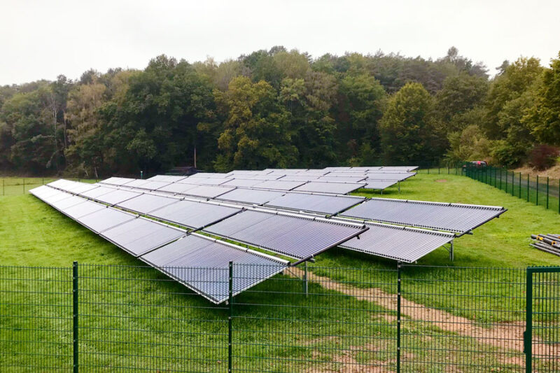 Röhrenkollektoranlage auf einer Freifläche in Bergheim