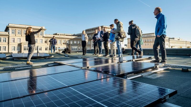 Photovoltaik-Anlage auf Dach mit Menschen - Teil des Solarpakets in Berlin