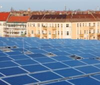 Blick auf ein Solardach und über Dächer in Berlin