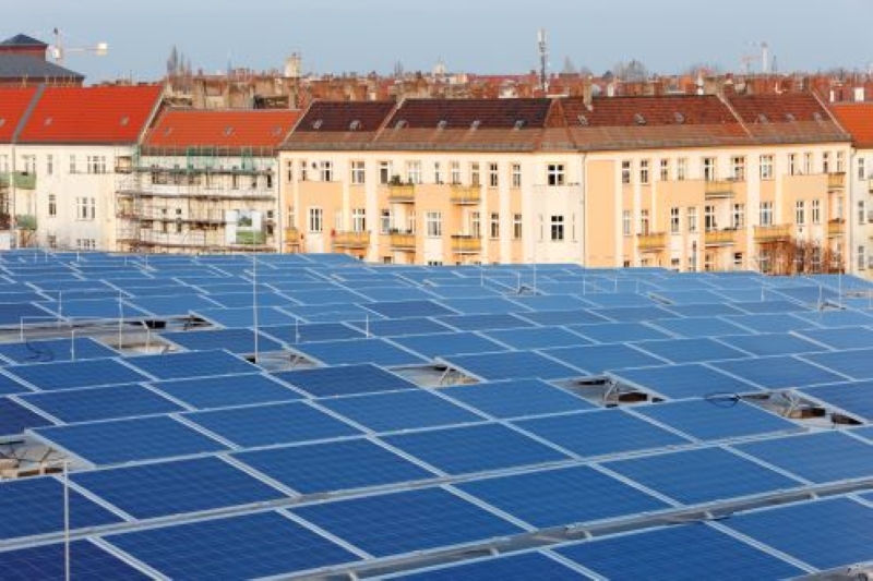 Blick auf ein Solardach und über Dächer in Berlin