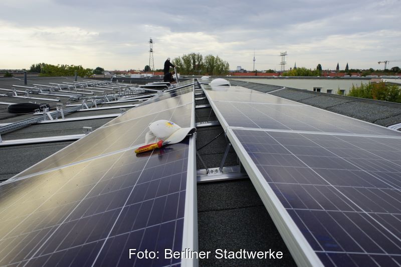 Flachdach mit Photovoltaik. Im Hintergrund Berliner Fernsehturm.
