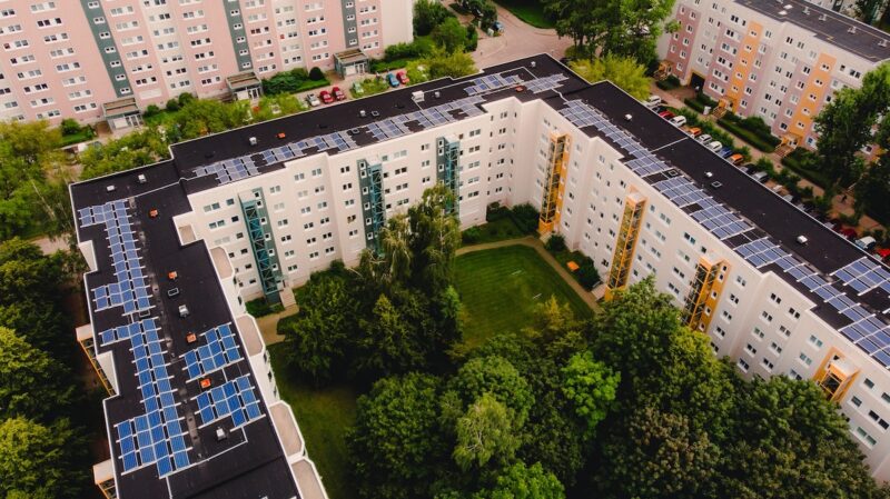 Luftaufnahme von Wohnblock mit Mieterstrom-Solaranlage, für die das Crowdfunding stattfand.