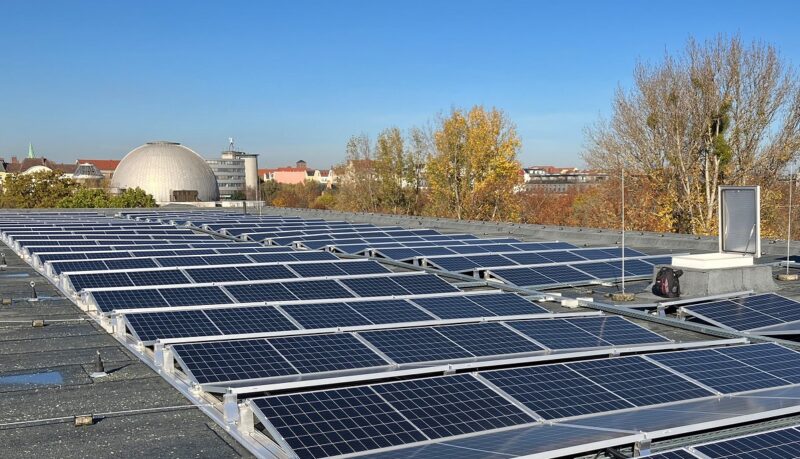 Im Bild Photovoltaik auf einer Schule in Berlin.