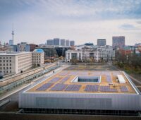 Ein moderner Flachbau in Berlin mit PV-Modulen.