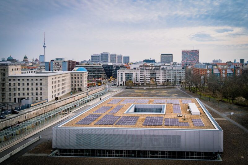Ein moderner Flachbau in Berlin mit PV-Modulen.