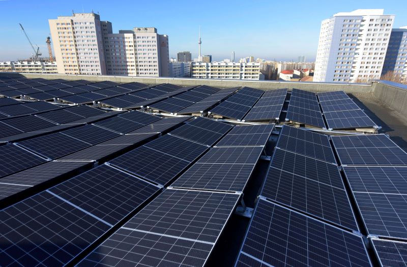 Photovoltaik für "neues deutschland" - Blick über ein PV-Dach in Berlin