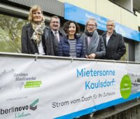 Berlins Umweltsenatorin Ramona Popp besucht mit anderen offiziellen das Mieterstromprojekt Kausldorf in Hellersdorf-Marzahn.