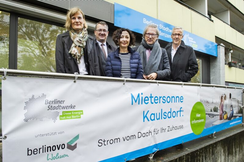 Berlins Umweltsenatorin Ramona Popp besucht mit anderen offiziellen das Mieterstromprojekt Kausldorf in Hellersdorf-Marzahn.