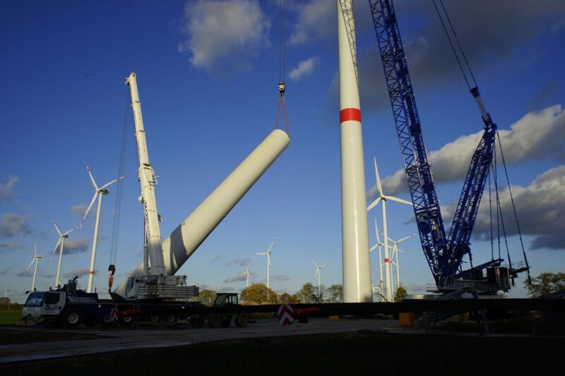 Zu sehen ist der Windenergie-Park in Albertshof der Berliner Stadtwerke in der Bauphase mit einem großen Kran.