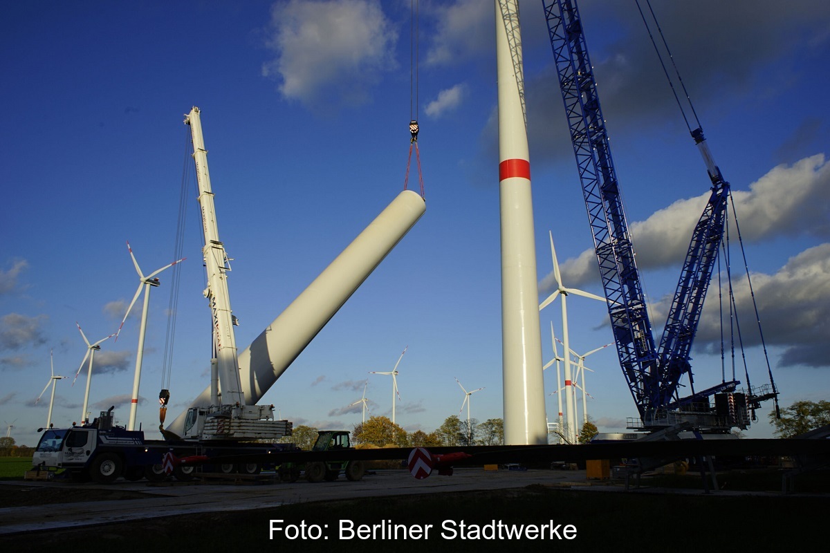 Zu sehen ist der Windenergie-Park in Albertshof der Berliner Stadtwerke in der Bauphase mit einem großen Kran.