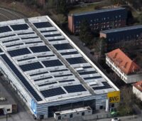 Photovoltaik-Anlage auf dem Dach eines BVG-Betriebshofes aus der Luft.